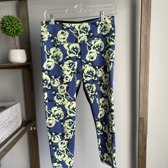 Victoria Secret Sports Leggings Size M - Picture 3 of 8